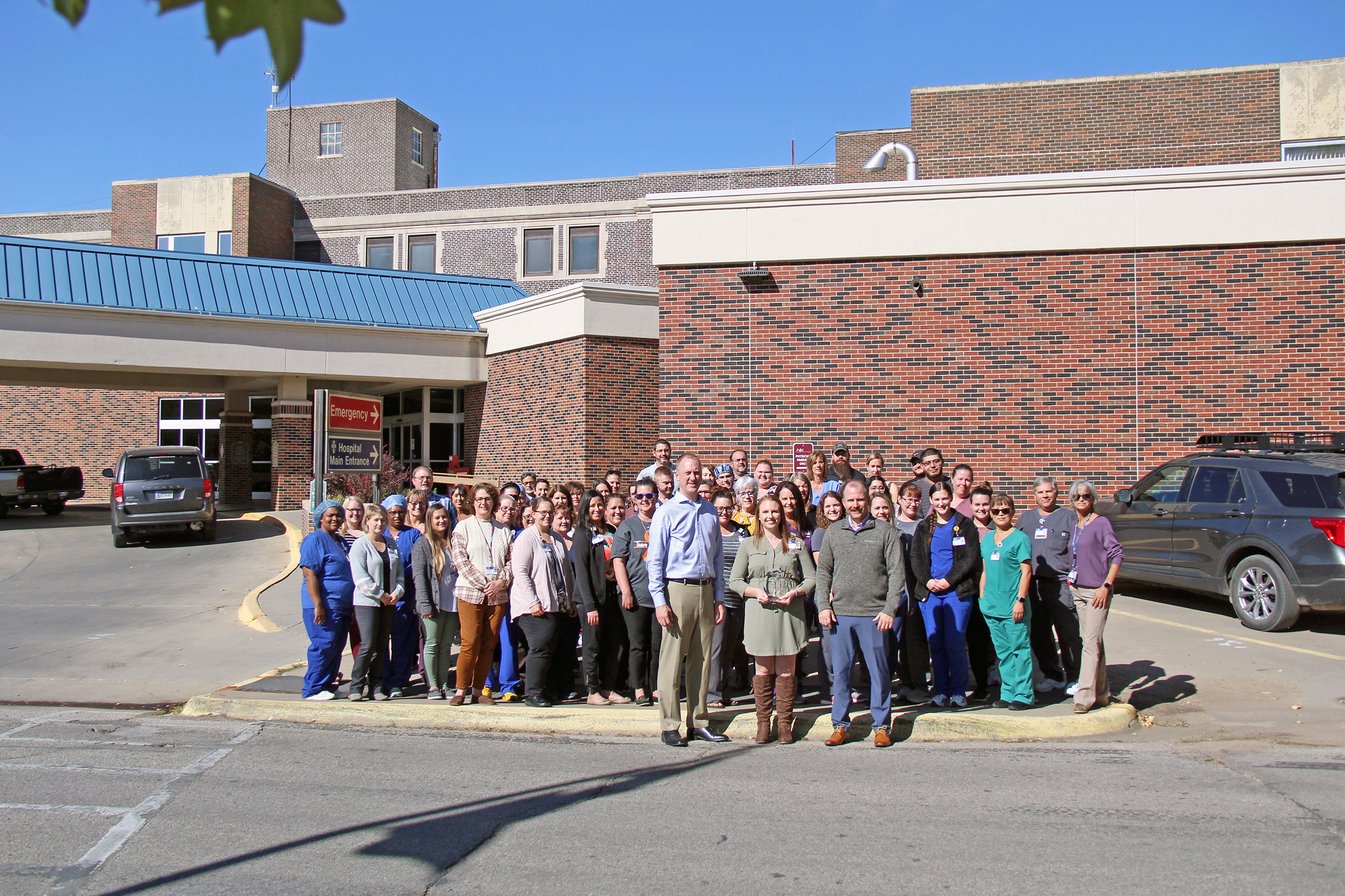 A crowd of William Newton Hospital staff members gathered with bank representatives at the front entrance to receive the 2022 Union State Bank Healthcare Hero Award. Holding the award in the front row, William Newton Hospital Director of Human Resources Tiffany Shinneman is flanked by Union State Bank’s Cory Helmer (left) and Rusty Zimmerman (right).